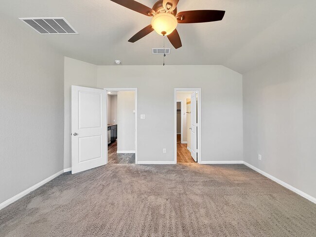Building Photo - 401 Utica Way
