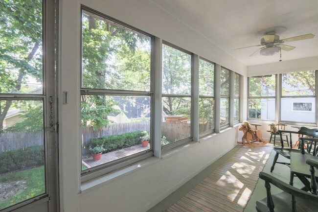 Building Photo - {4805}  Charming West Plaza Bungalow + Pri...