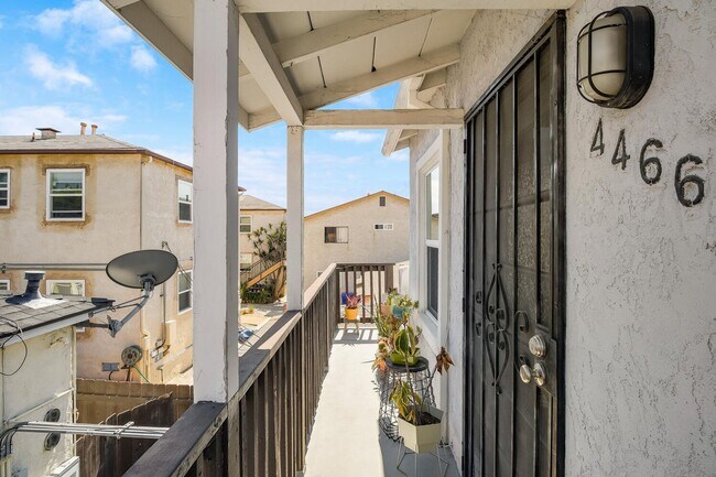 Building Photo - Upstairs One Bedroom Available in Talmadge!