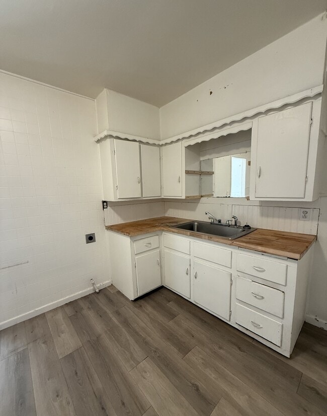 Building Photo - 105 N Avenue U