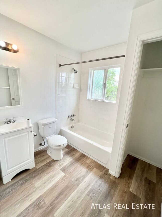 Building Photo - 934 W Moreno Ave