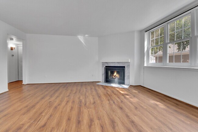 Building Photo - $1,775.00, 2-bed, 2-bath condo in Lakewood.