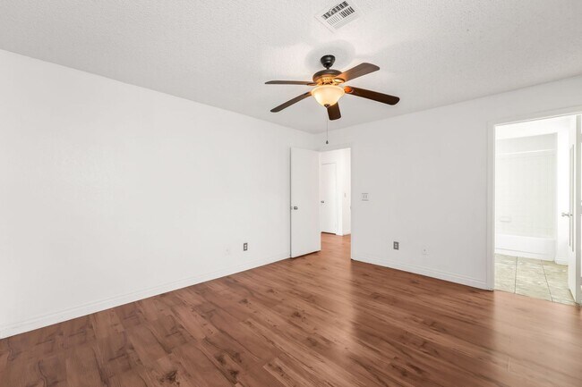 Building Photo - 6859 Tamarus St