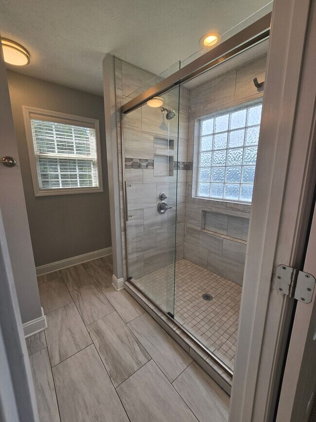 Building Photo - NEW LISTING!!!!!