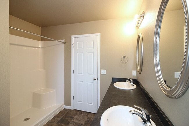 Building Photo - Reserve this Twin Home in a COZY Neighborhood Available Now!