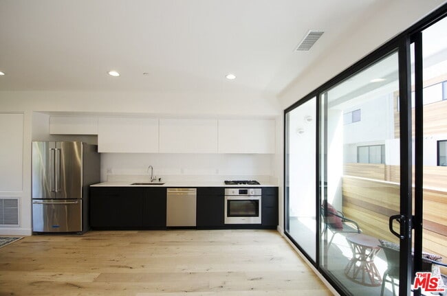 Building Photo - 860 S Wilton Pl