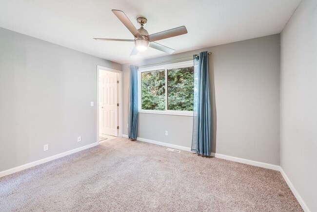 Building Photo - Updated split level home in Shoreline with...