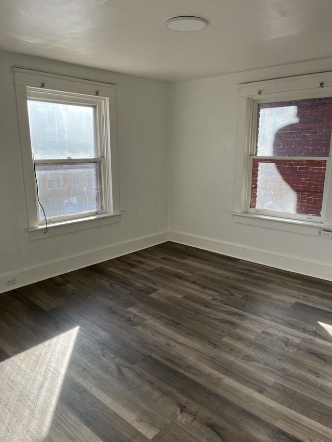 Building Photo - 831 W King St