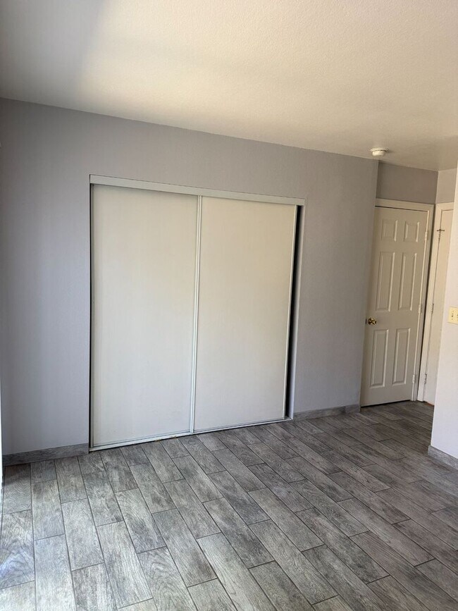 Building Photo - 1 BEDROOM 1 BATHROOM ONTARIO APARTMENT