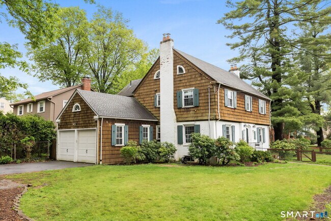 Building Photo - 400 N Quaker Ln