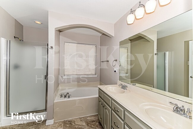 Building Photo - 2103 Cardinal Dr