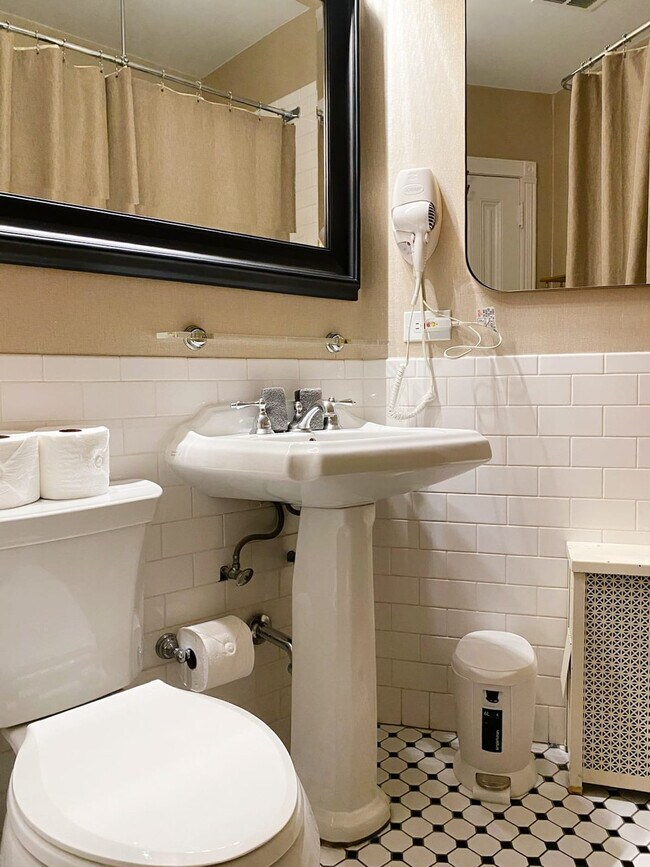 Building Photo - 68 E Cedar St