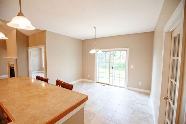 Building Photo - 3 Bed (with 4th bed potential downstairs),...