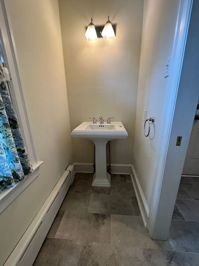 Building Photo - Gorgeous 3-Bedroom Home in Narberth! Avail...