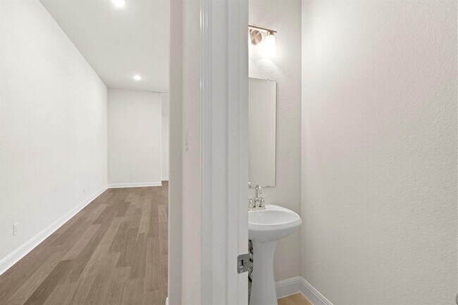 Building Photo - 528 Tubman Dr