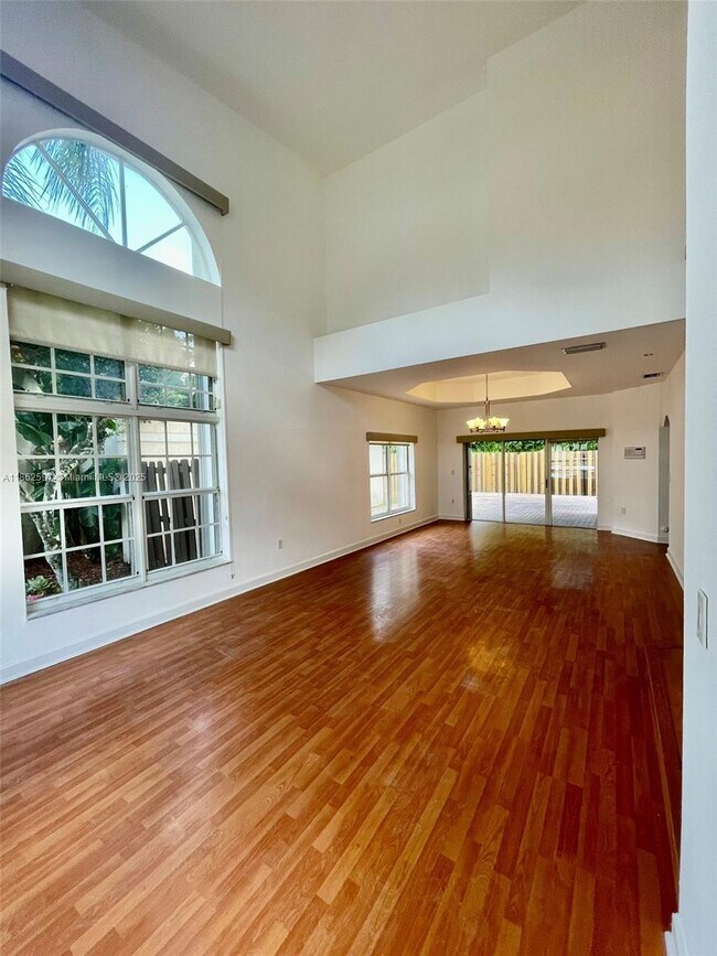 Building Photo - 5871 NW 112th Ct