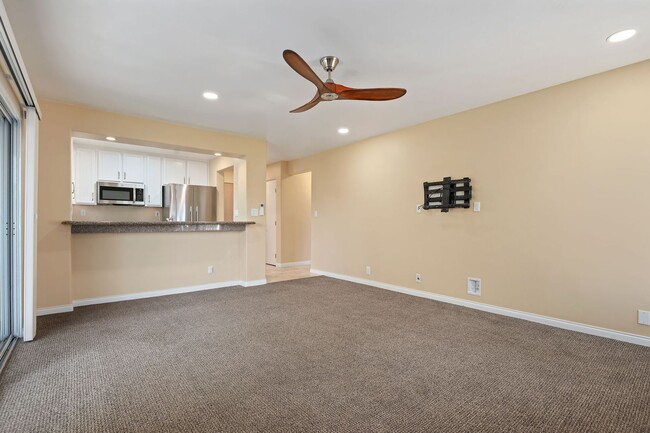 Building Photo - 450 Por La Mar Cir