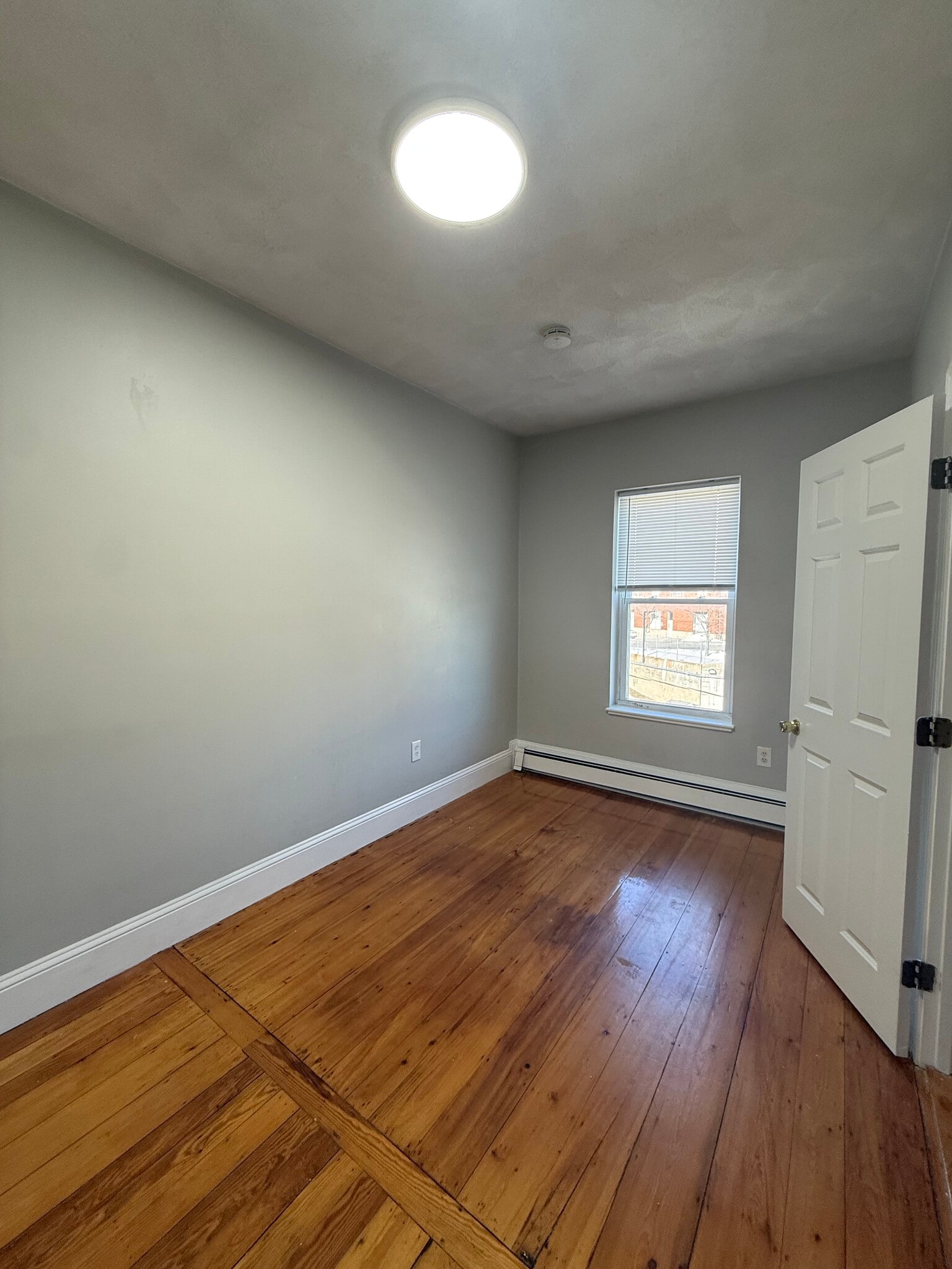 Bed 5/ Living Room - 23 Beale St