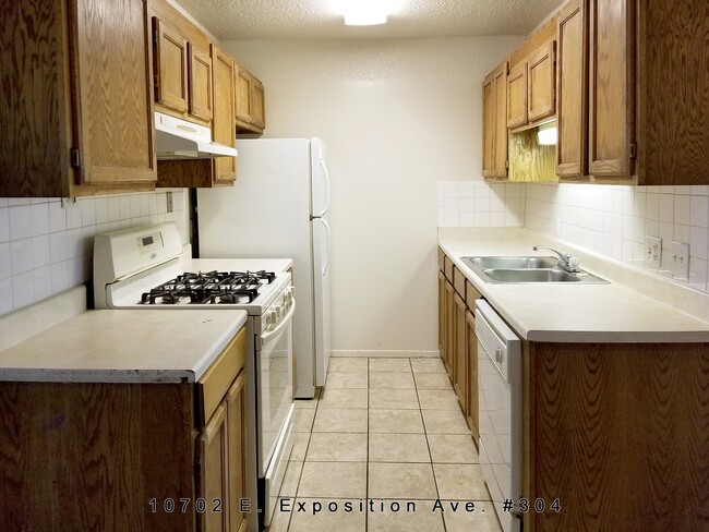 Building Photo - * 2 bed, Great location off Havana and Exp...