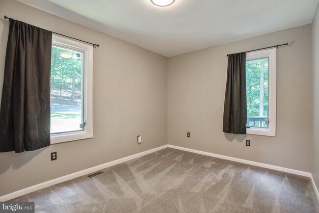 Building Photo - 1619 Summit Dr