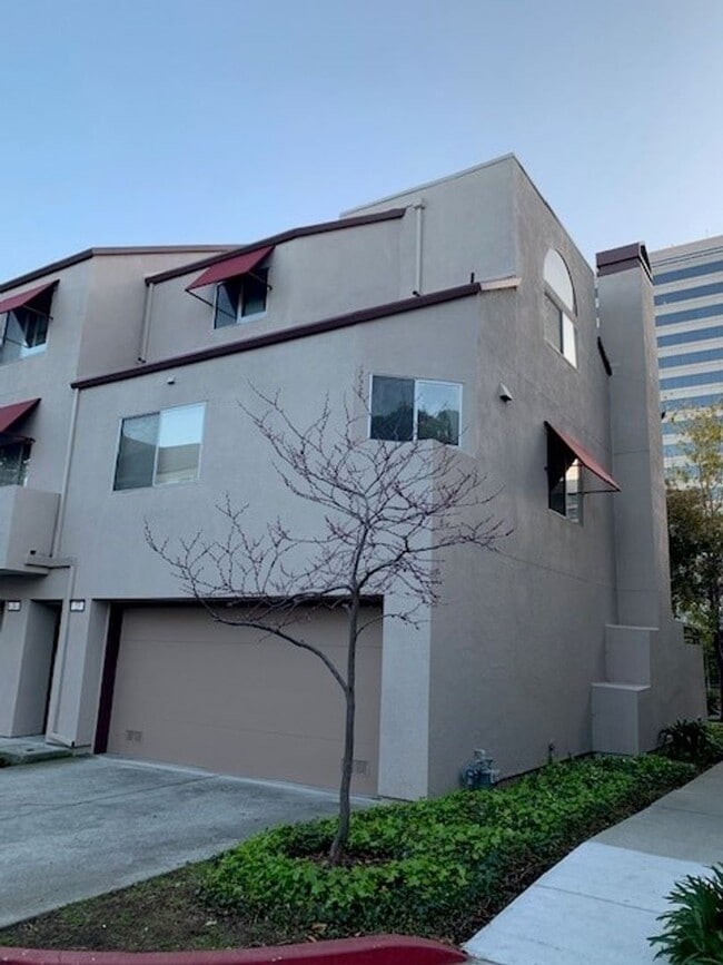 Building Photo - Multilevel townhome at City Homes East