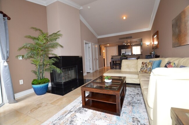 Building Photo - Meridian 1 Bed | 1 Bath Top-Floor Unit with Great City Views.Newly Upgraded with Laminate Floorin...