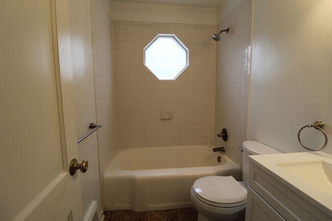 Building Photo - 2 Bedroom 1 Bath Home in Roeland Park