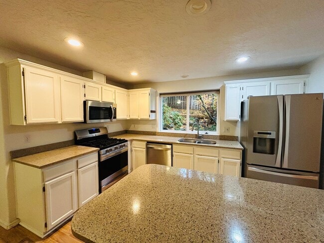 Building Photo - Adorable SW Portland Home Now Available