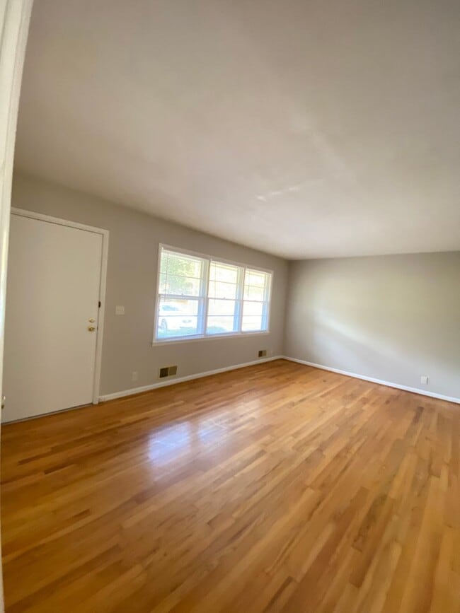 Building Photo - 18 Edwin Ave