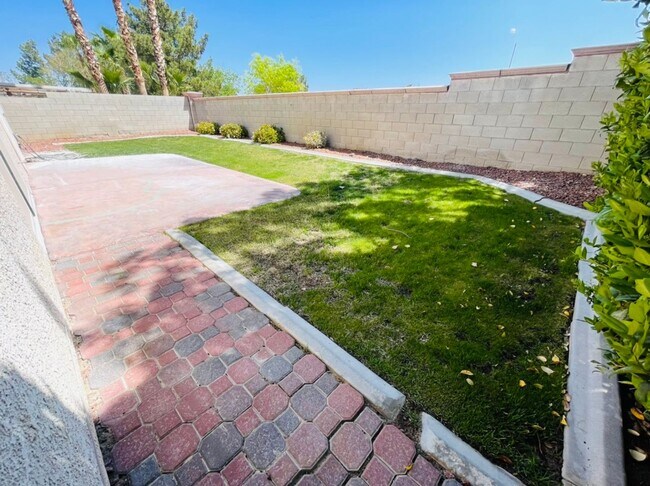 Building Photo - 1855 Desert Forest Way
