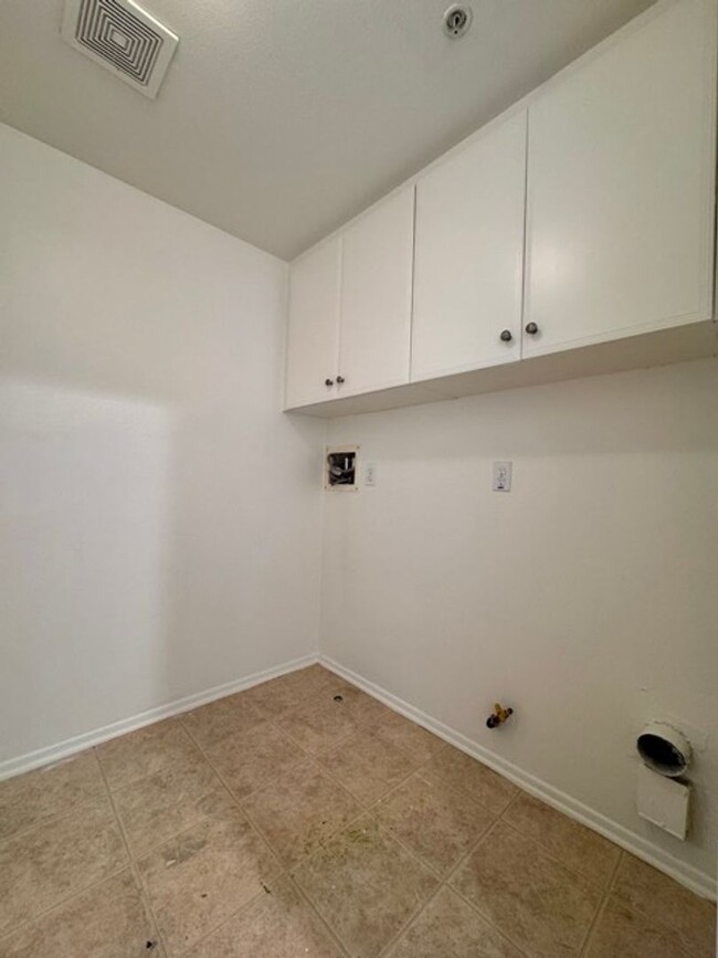 Building Photo - Spacious 3 Bedroom 2.5 Bathroom Condo in t...