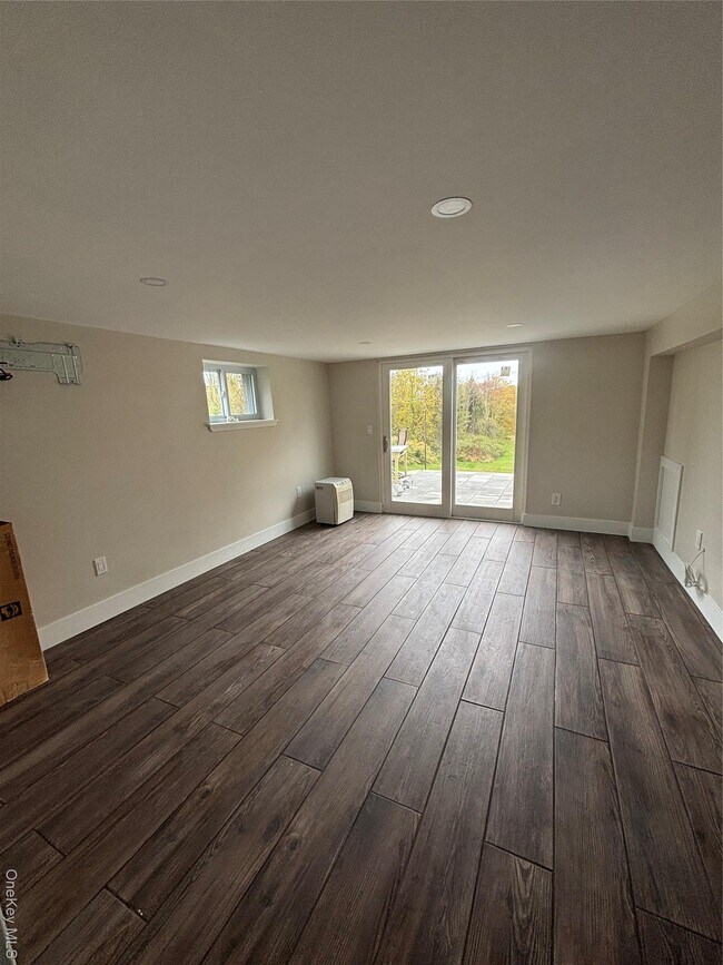 Building Photo - 75 Verbank Rd