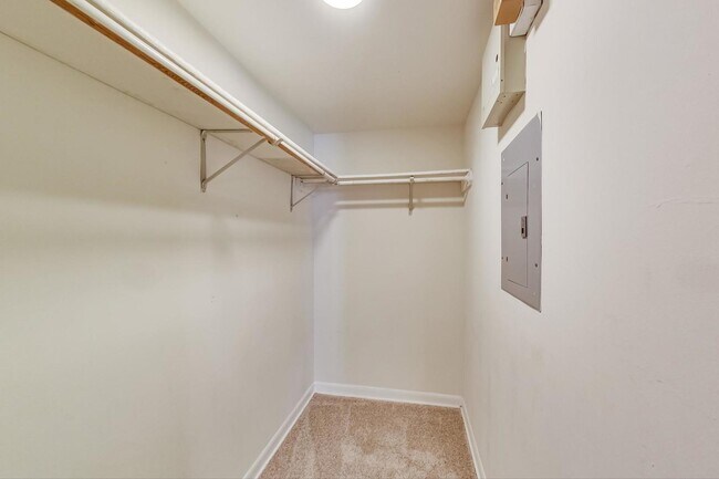 Building Photo - 837 N Marshfield Ave
