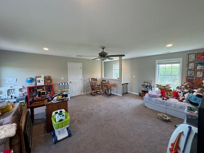 Building Photo - Beautiful 4 Bedroom Colonial