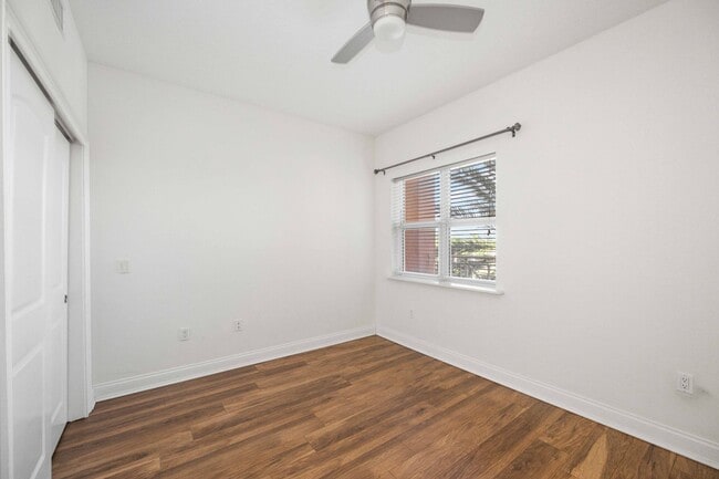 Building Photo - Gorgeous 2/2 + Den at Laguna in Riviera Dunes!