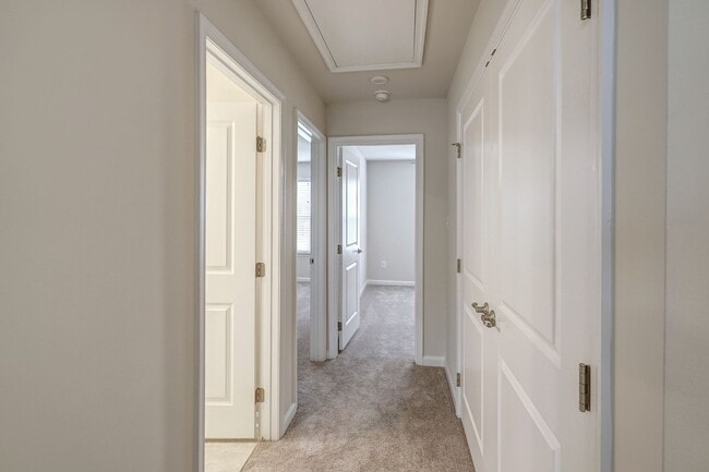 Building Photo - Wonderful townhome