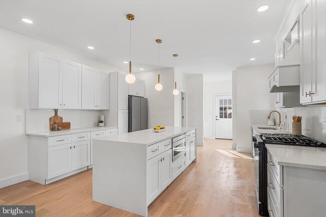 Building Photo - 703 Preston Ave