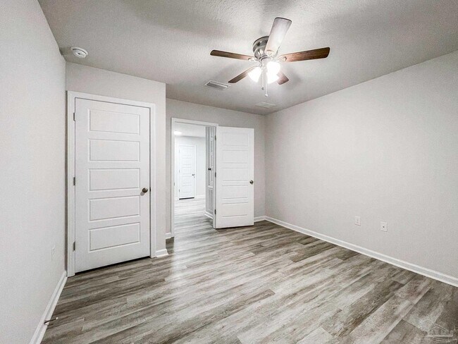 Building Photo - 9627 Angel Oak Dr