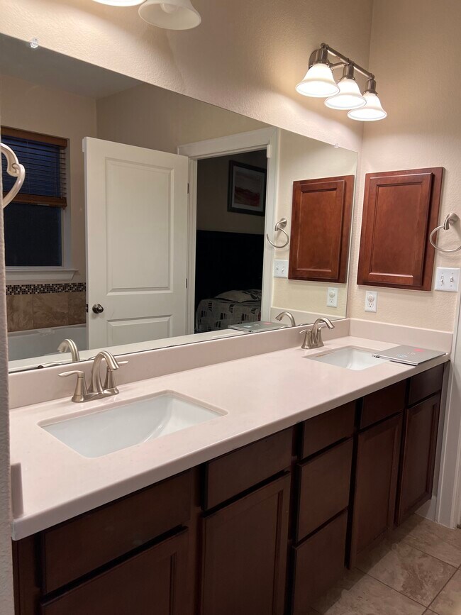 Master bath - 13204 Hymeadow Cir