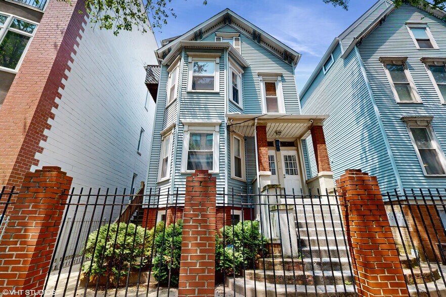 Building Photo - 2430 N Southport Ave