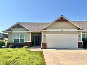 Building Photo - 3 Bed Townhome in Excellent West Side Location!