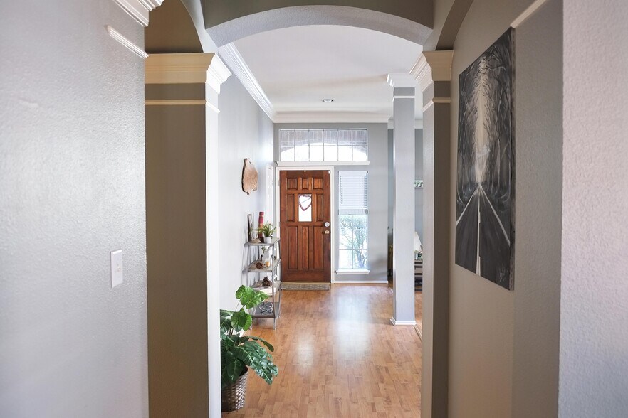 Building Photo - 4622 Forest Home Dr
