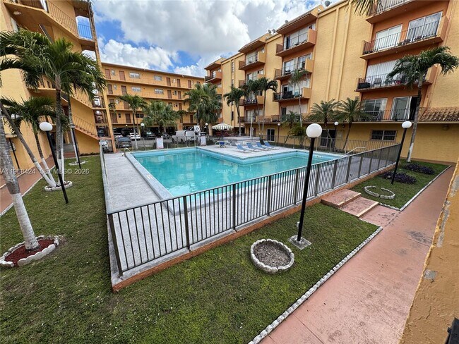 Building Photo - 1900 W 54th St