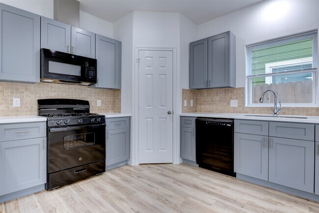 Building Photo - 8202 Homewood Ln