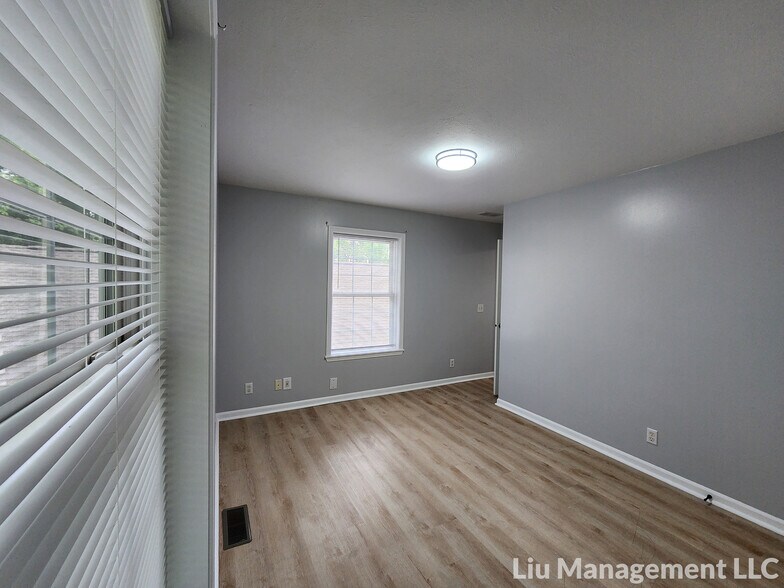 Building Photo - 1042 N Traub Ave
