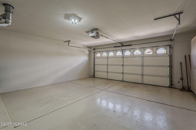 Building Photo - 65473 E Rose Ridge Dr