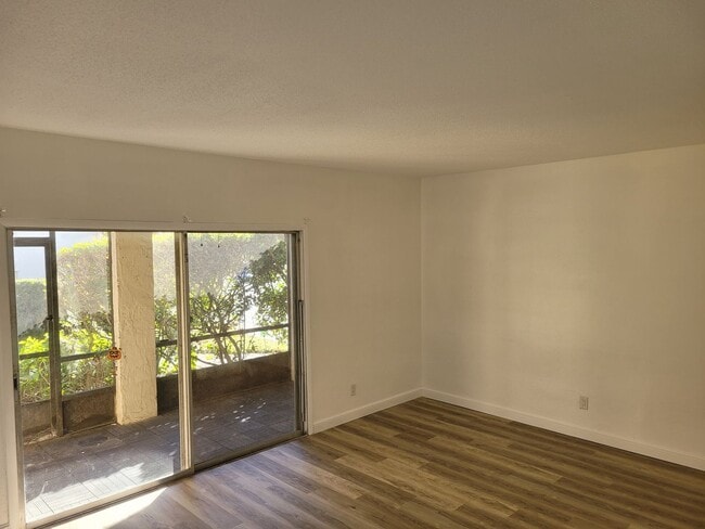 Building Photo - FOR RENT!!! BEAUTIFUL AND SPACIOUS 1 BED 1 BATH CONDO (FIRST FLOOR)...