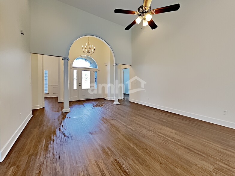 Building Photo - 305 Fernwood Ln