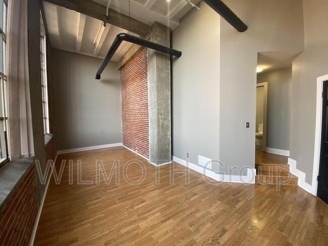 Building Photo - 611 N Park Ave