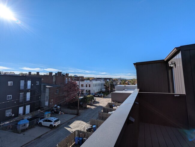 Building Photo - 3 Bedroom 2 Bathroom Single Family Home (L...